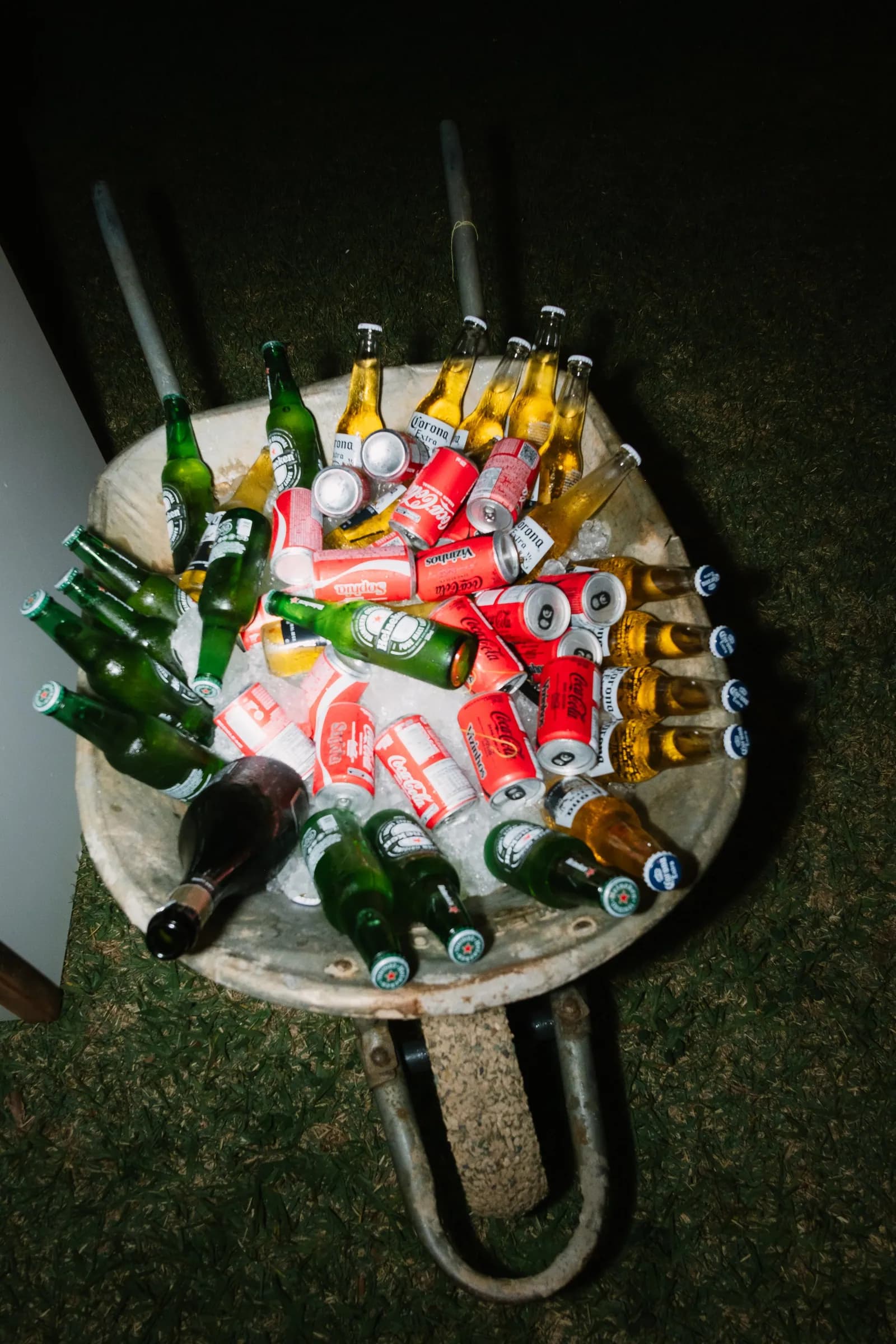 Estação de bar decorada para casamento, garrafas e taças dispostas sobre a mesa