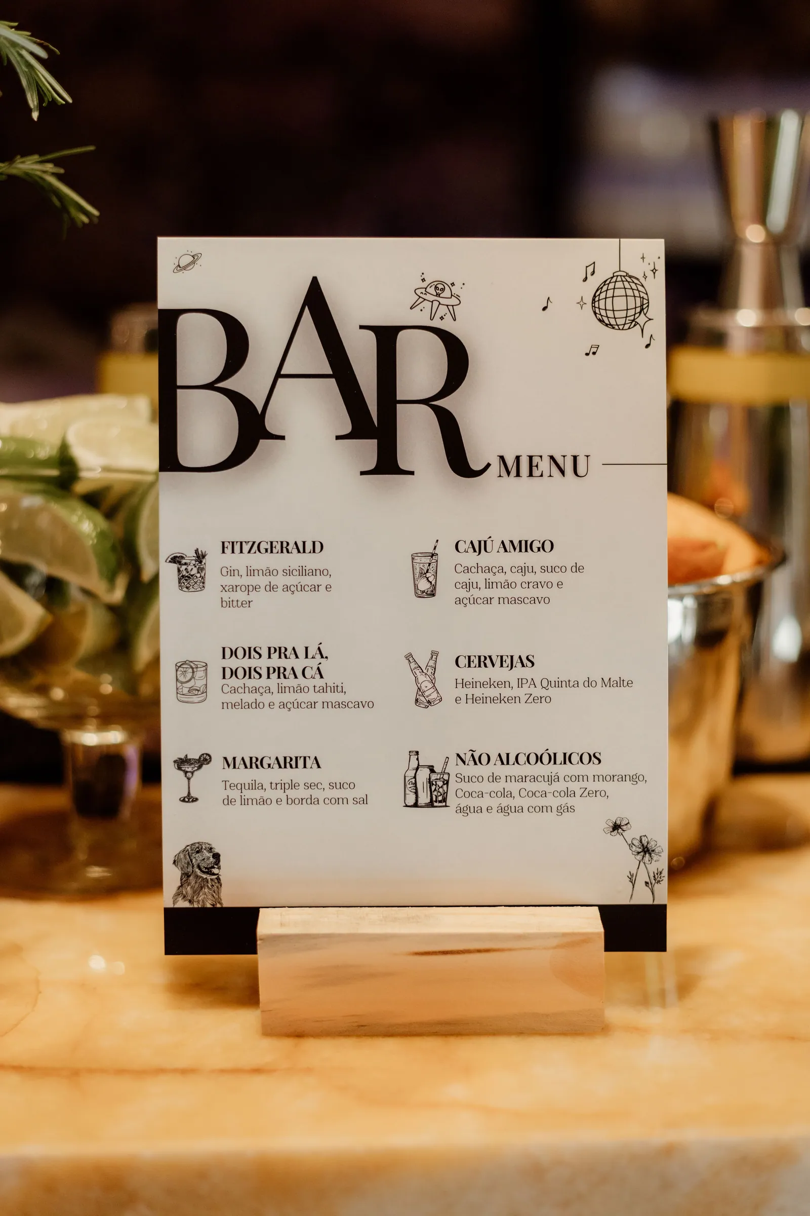 Cardápio do bar apoiado sobre a bancada, entre folhagens