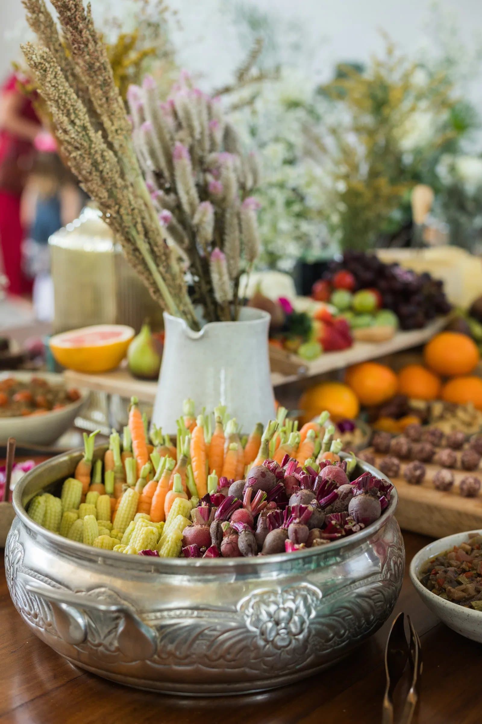 Travessa com crudités cenouras milhos baby e uvas na Casa Cósmica SP em São Paulo casamento autoral