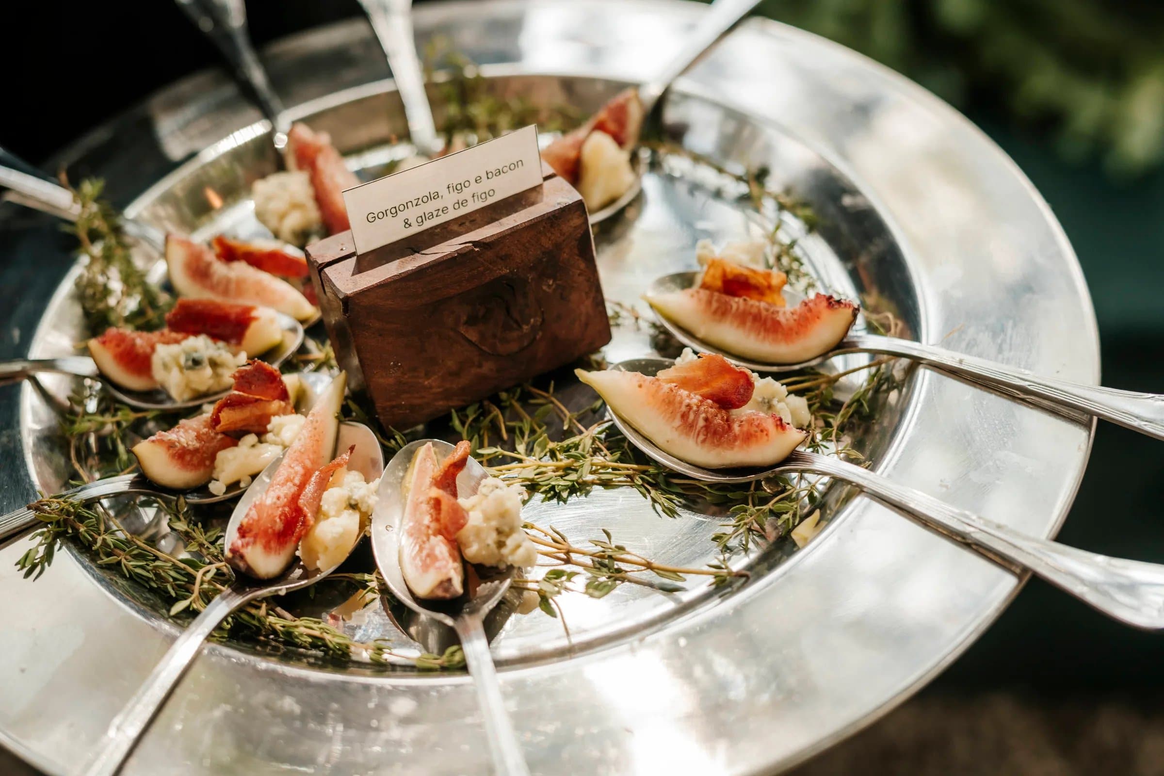 Travessa com colheres de figo bacon e gorgonzola da gastronomia autoral na Casa Cósmica SP