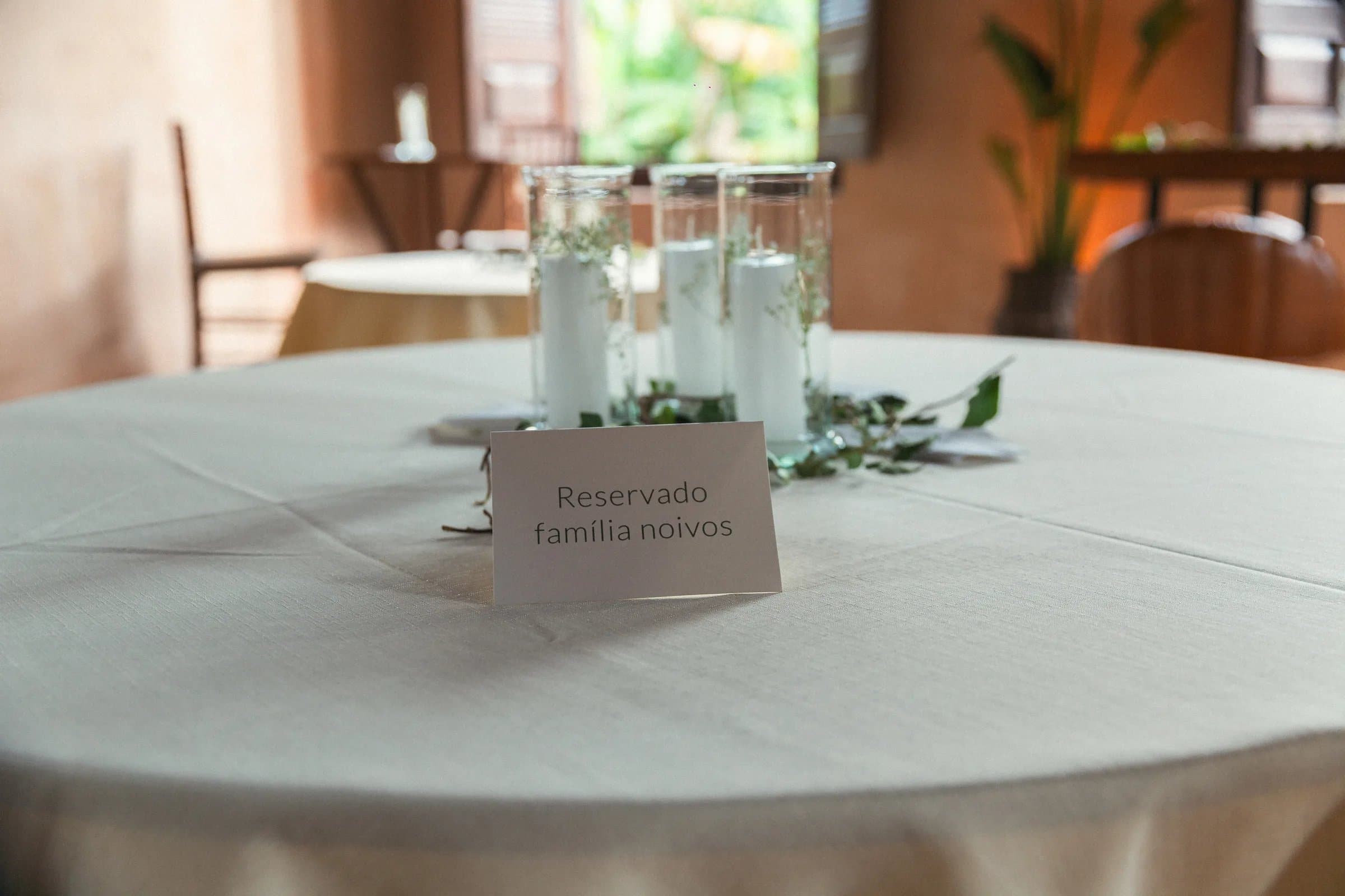 Mesa redonda com velas e plaquinha reservado família dos noivos no casamento na Fazenda Cósmica