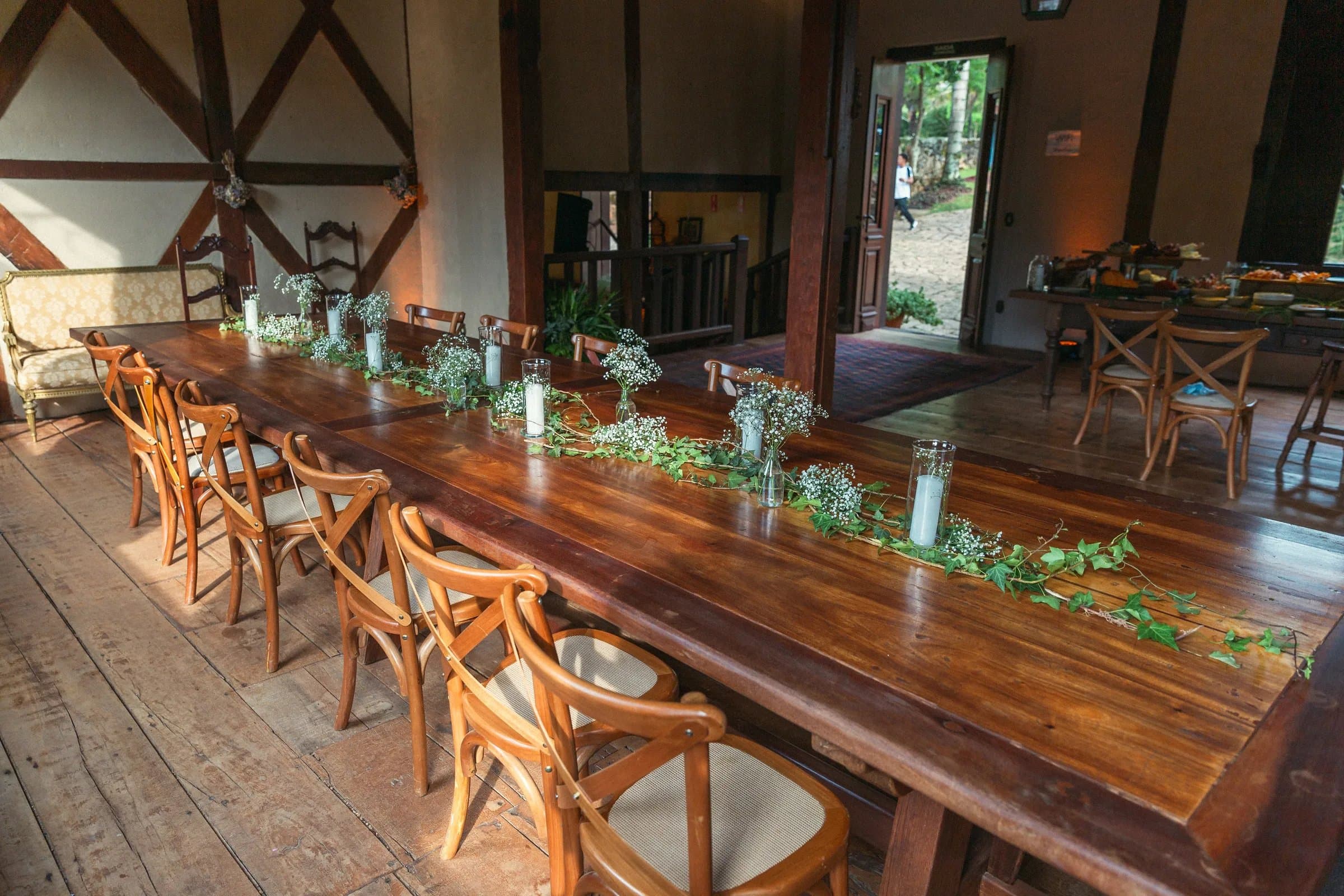 Mesa posta longa com caminho de mosquitinho e velas em casamento intimista na Fazenda Cósmica