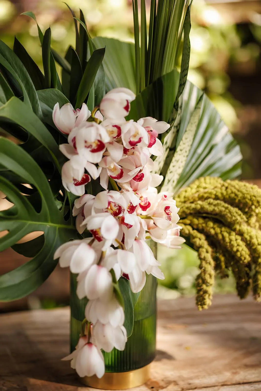 Detalhe da celebração de casamento no jardim da Casa Cósmica, entre a vegetação e as luzes de barbante