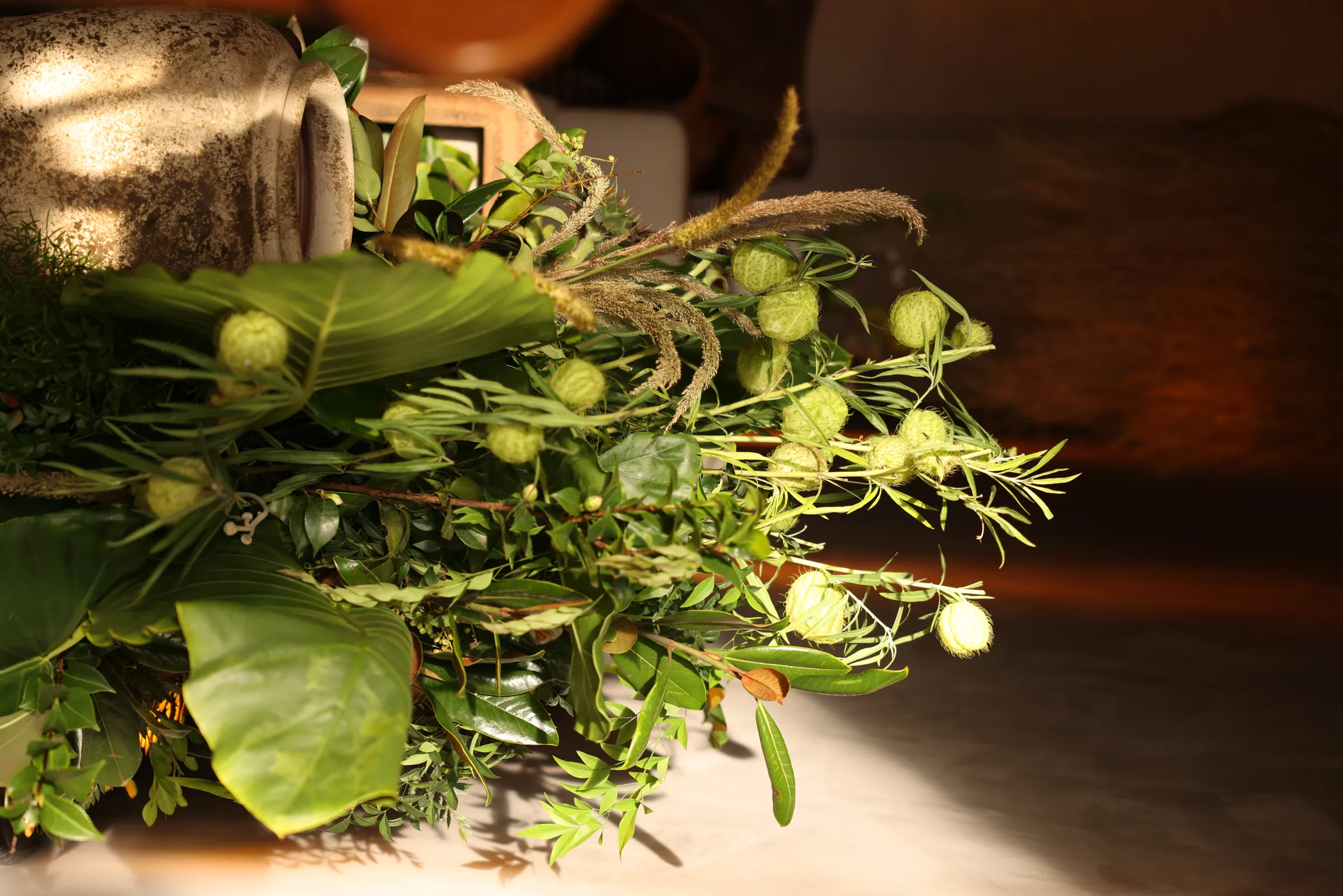 Detalhe da decoração de casamento, entre flores e elementos naturais