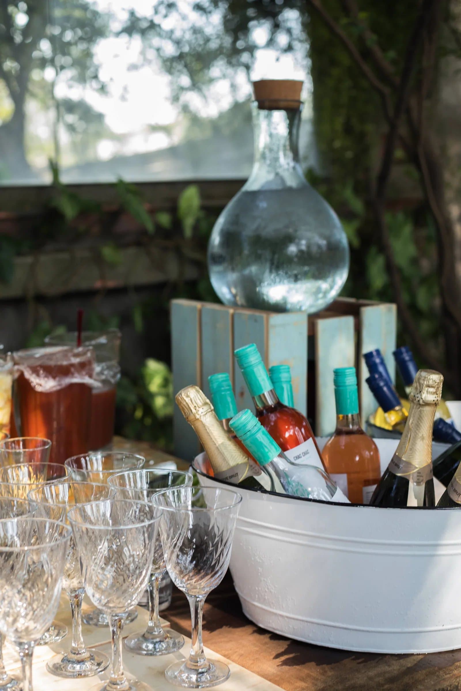 Bar com champagnes espumantes em balde de gelo e taças de cristal em casamento intimista na Casa Cósmica SP em São Paulo
