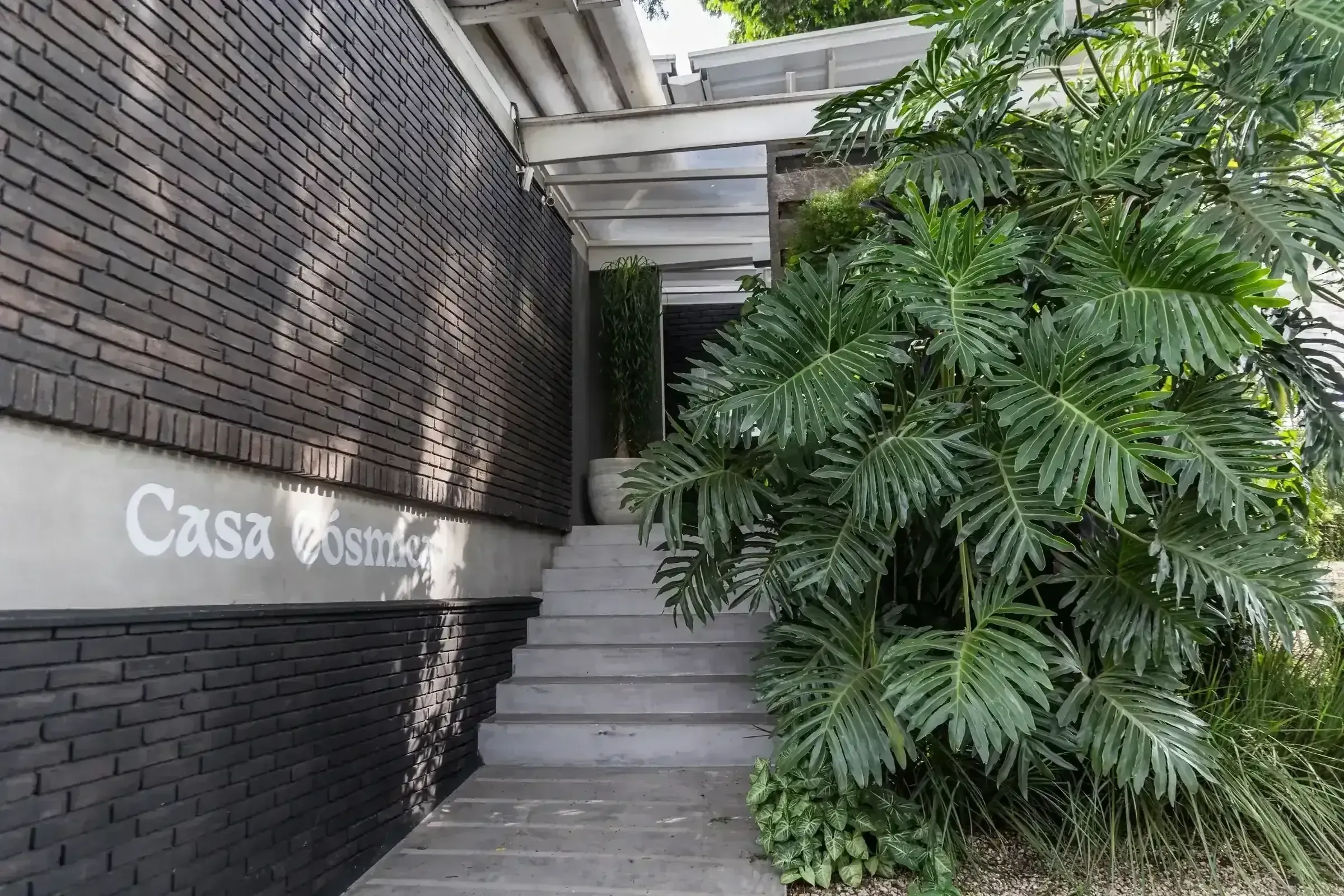 Letreiro Casa Cósmica na entrada da casa de eventos no Butantã, em São Paulo