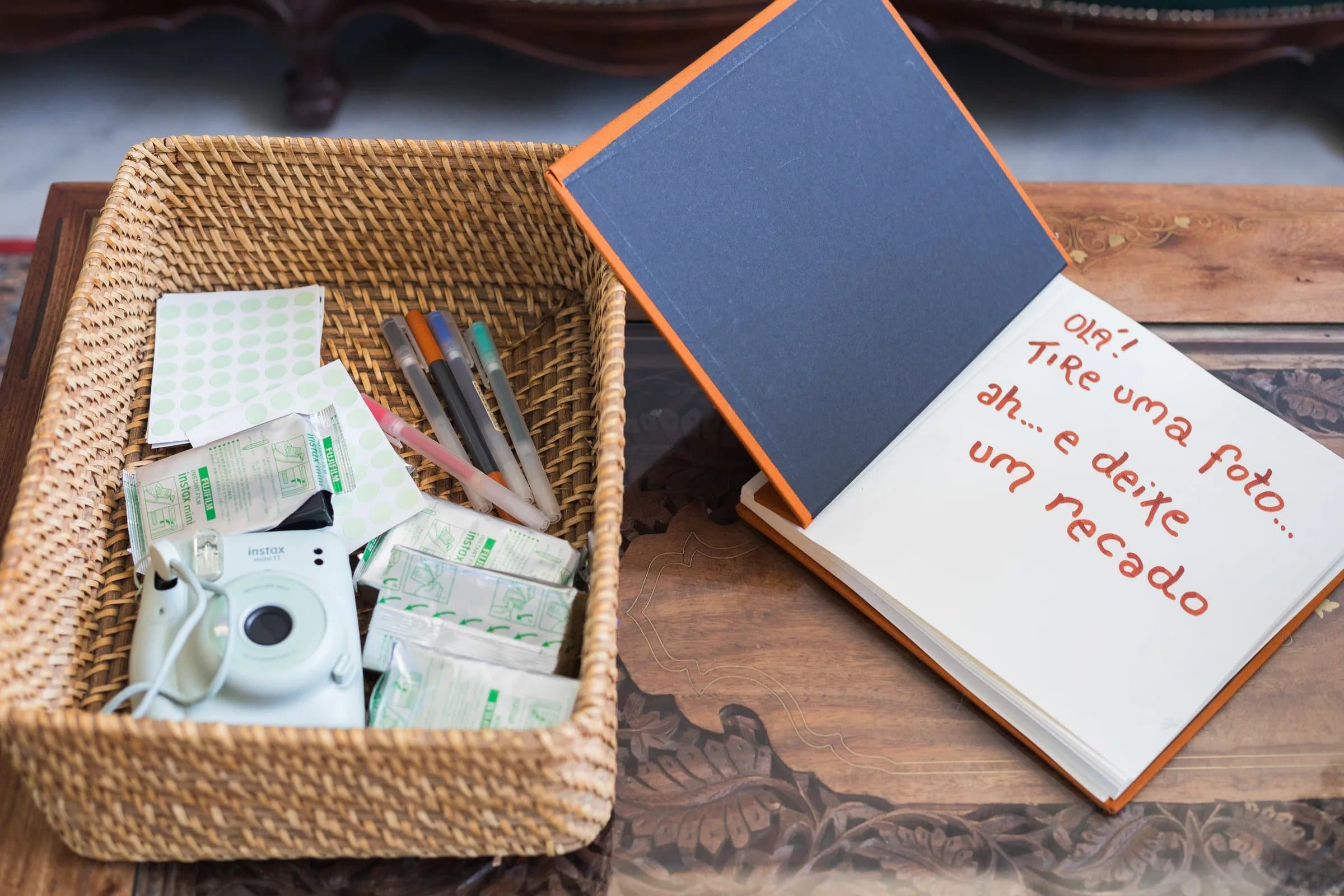 Caixa com câmera Instax e livro de recados para os convidados na Casa Cósmica SP em São Paulo
