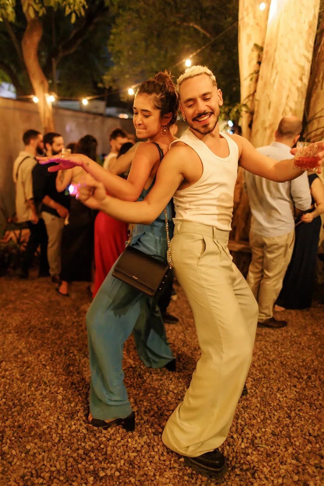 Convidados dançando descontraídos em festa noturna na Casa Cósmica SP em São Paulo