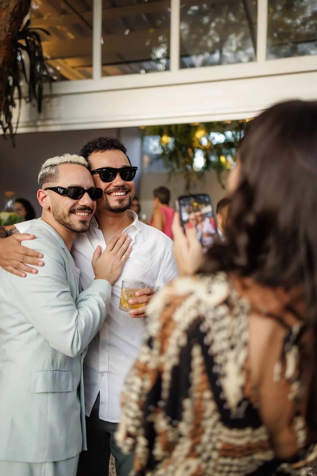 Convidados sorrindo posando para foto em coquetel da Casa Cósmica SP em São Paulo casamento intimista